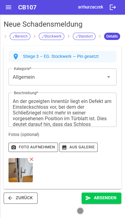 Schadensmeldung am Handy: Standort und Kategorie sind gewählt, ein Foto der defekten Tür ist angehängt, und die Beschreibung des Schadens wurde automatisch aus dem Foto erzeugt